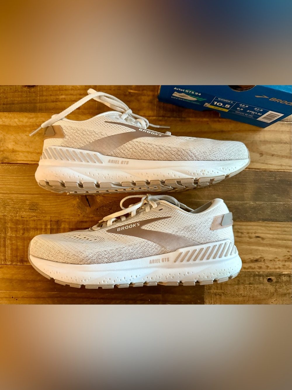 Brooks Ariel GTS Running Sneakers in Beige and White